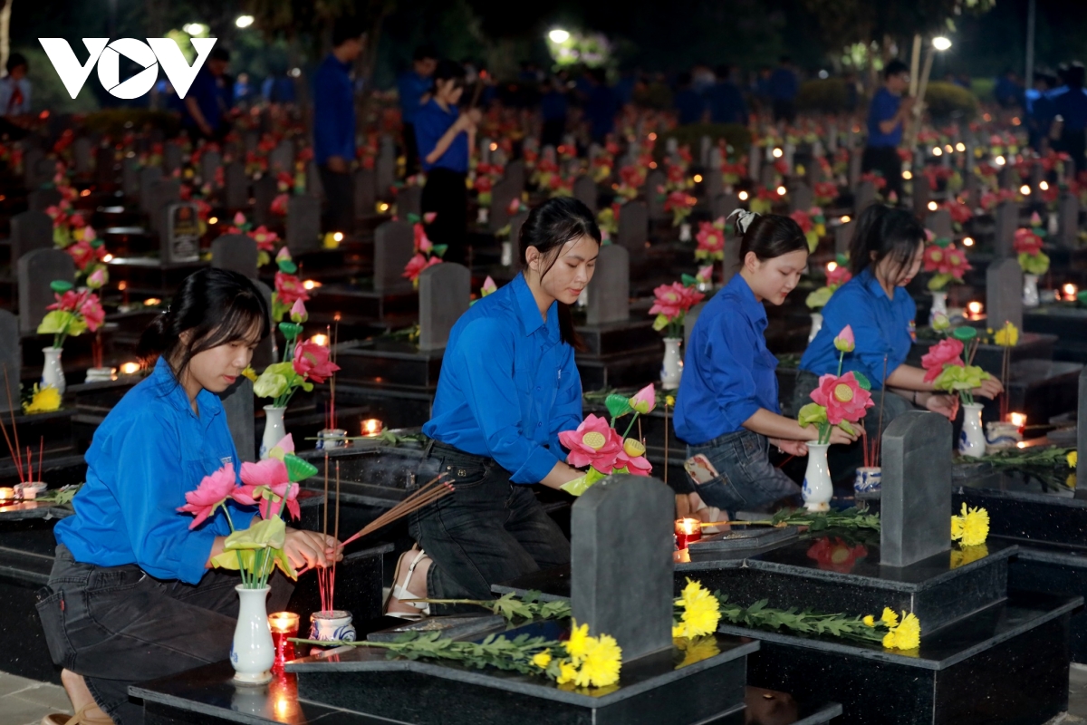 Tuổi trẻ Đắk Lắk thắp nến tri ân các anh hùng liệt sĩ